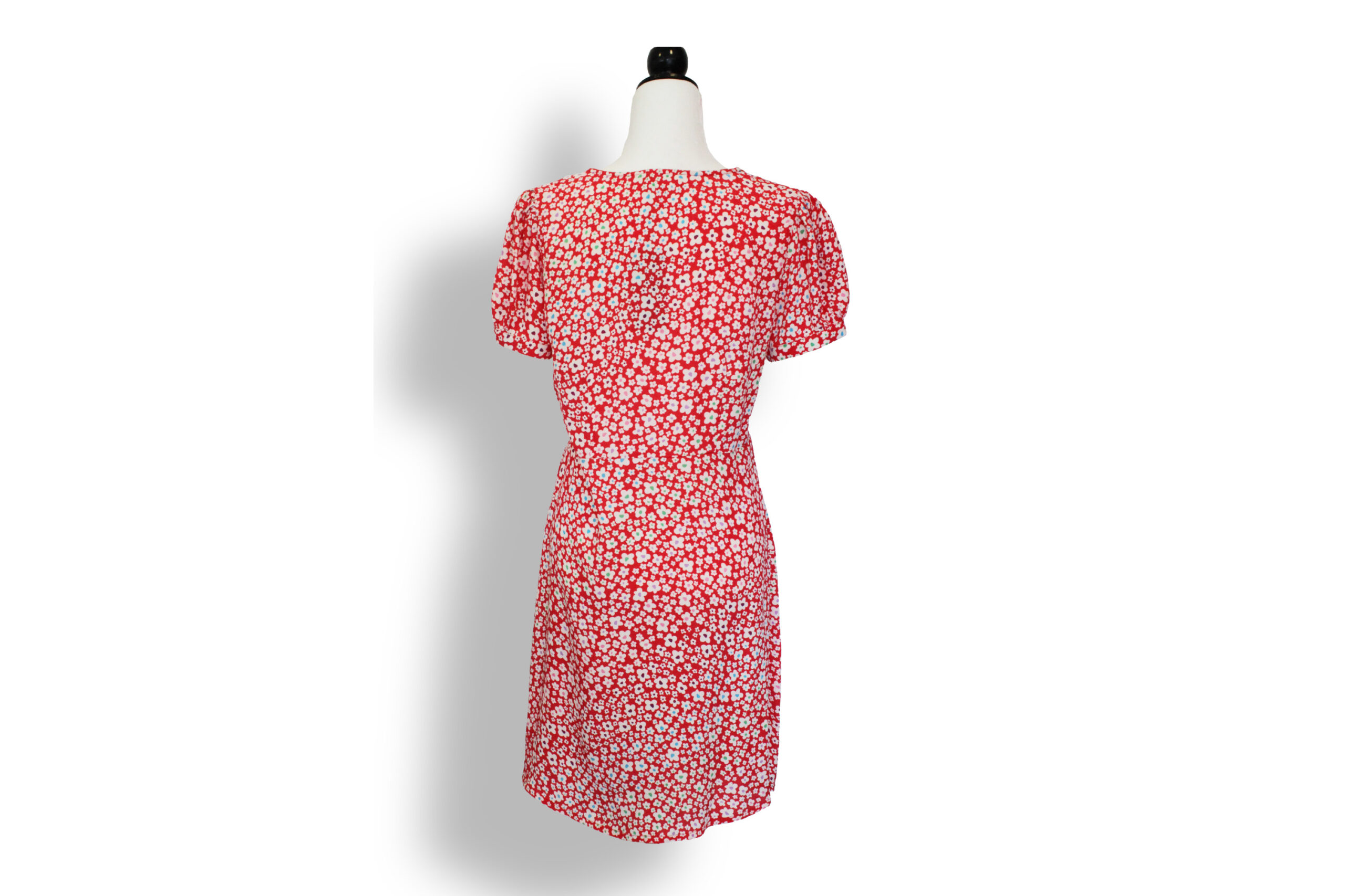 Vestido camisero en fondo rojo con florecitas